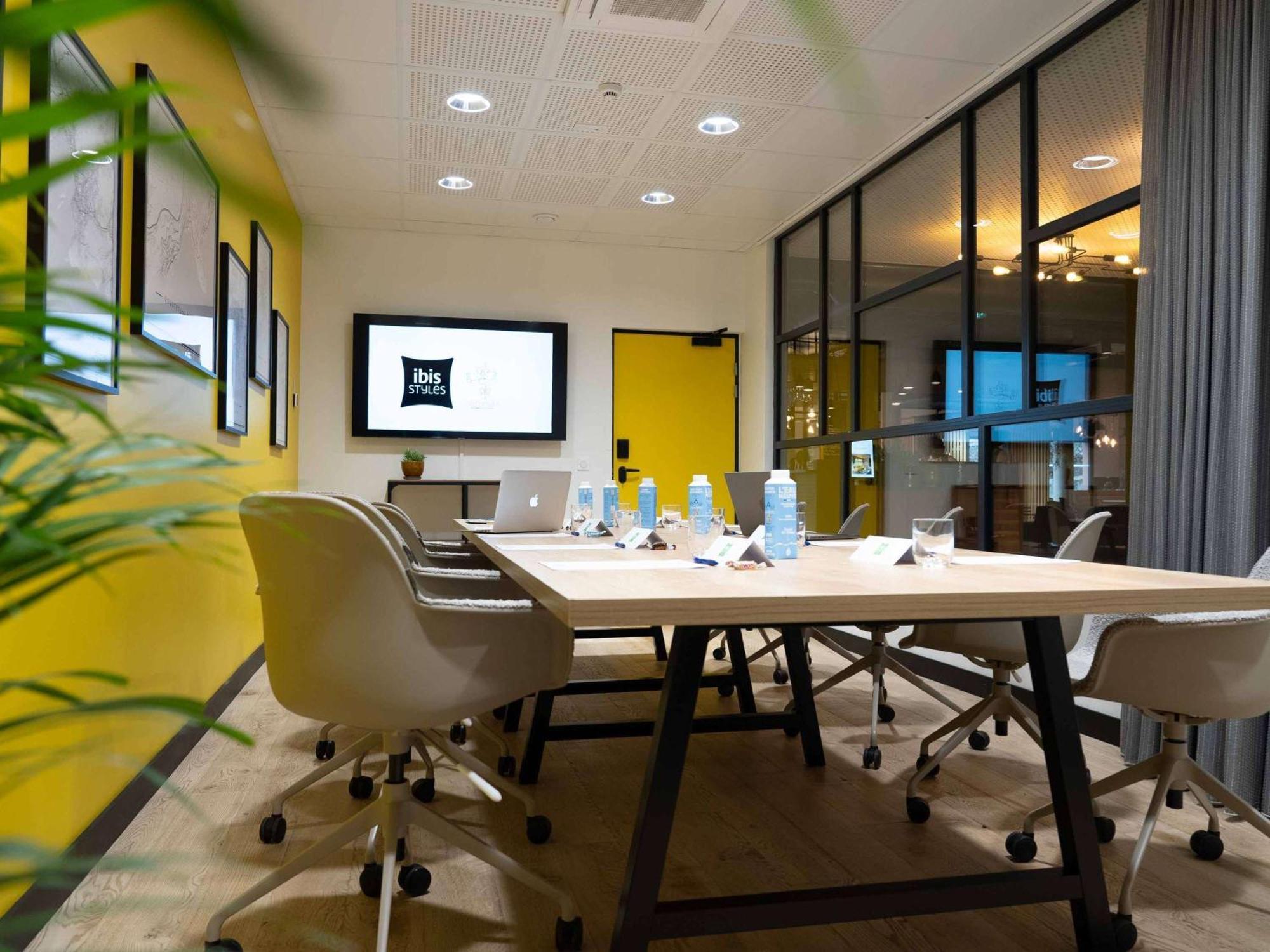 Ibis Styles Dreux Centre Gare Exterior foto